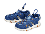 Ein Paar blaue Kindersandalen mit orangefarbenen Akzenten und weißer Sohle.