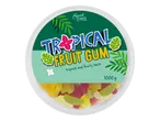 Bonbons gélifiés tropicaux dans une boîte ronde, avec des feuilles de palmier et des fleurs.