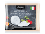 Bivalymozzarella szeletekkel, paradicsommal és bazsalikommal díszítve.