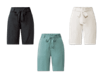 Weiße, schwarze und türkisfarbene Shorts mit Bindegürtel.
