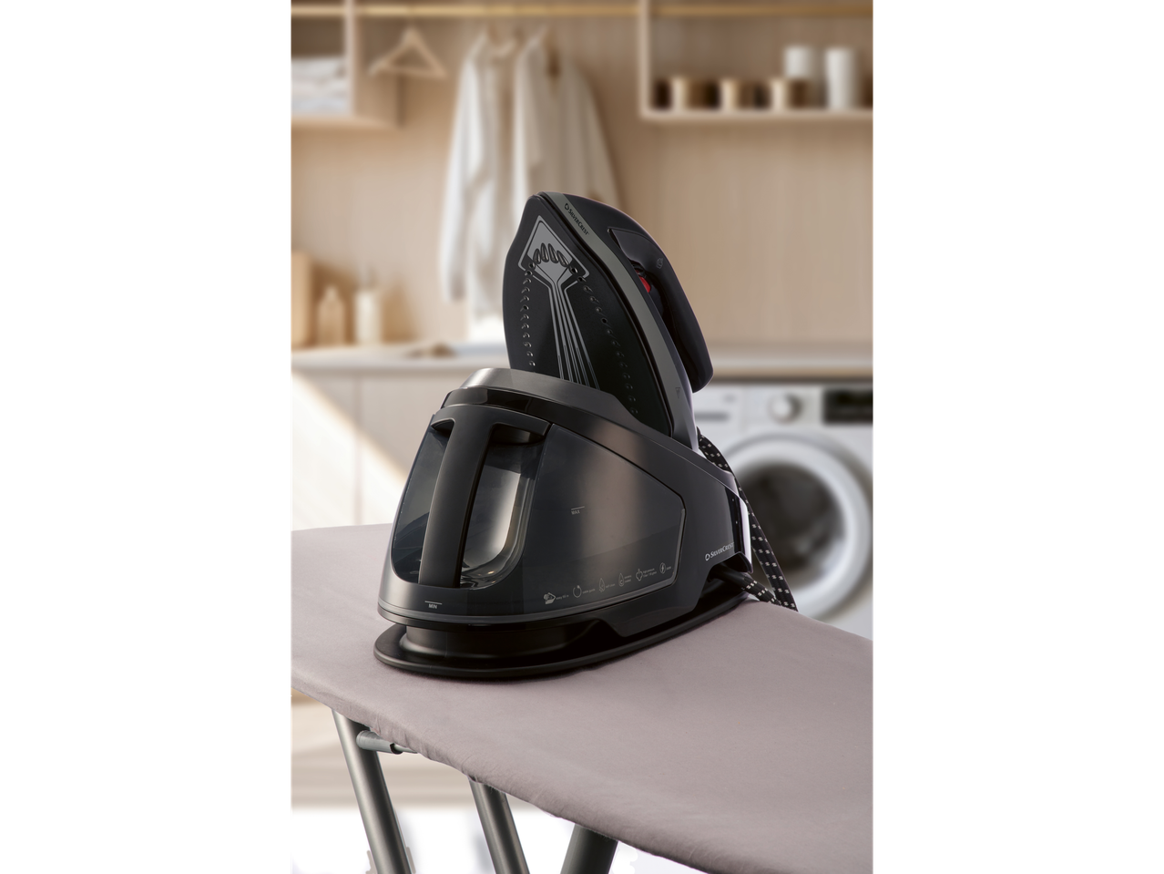 Silvercrest® pegla sa parnom stanicom na dasci za peglanje u vešernici