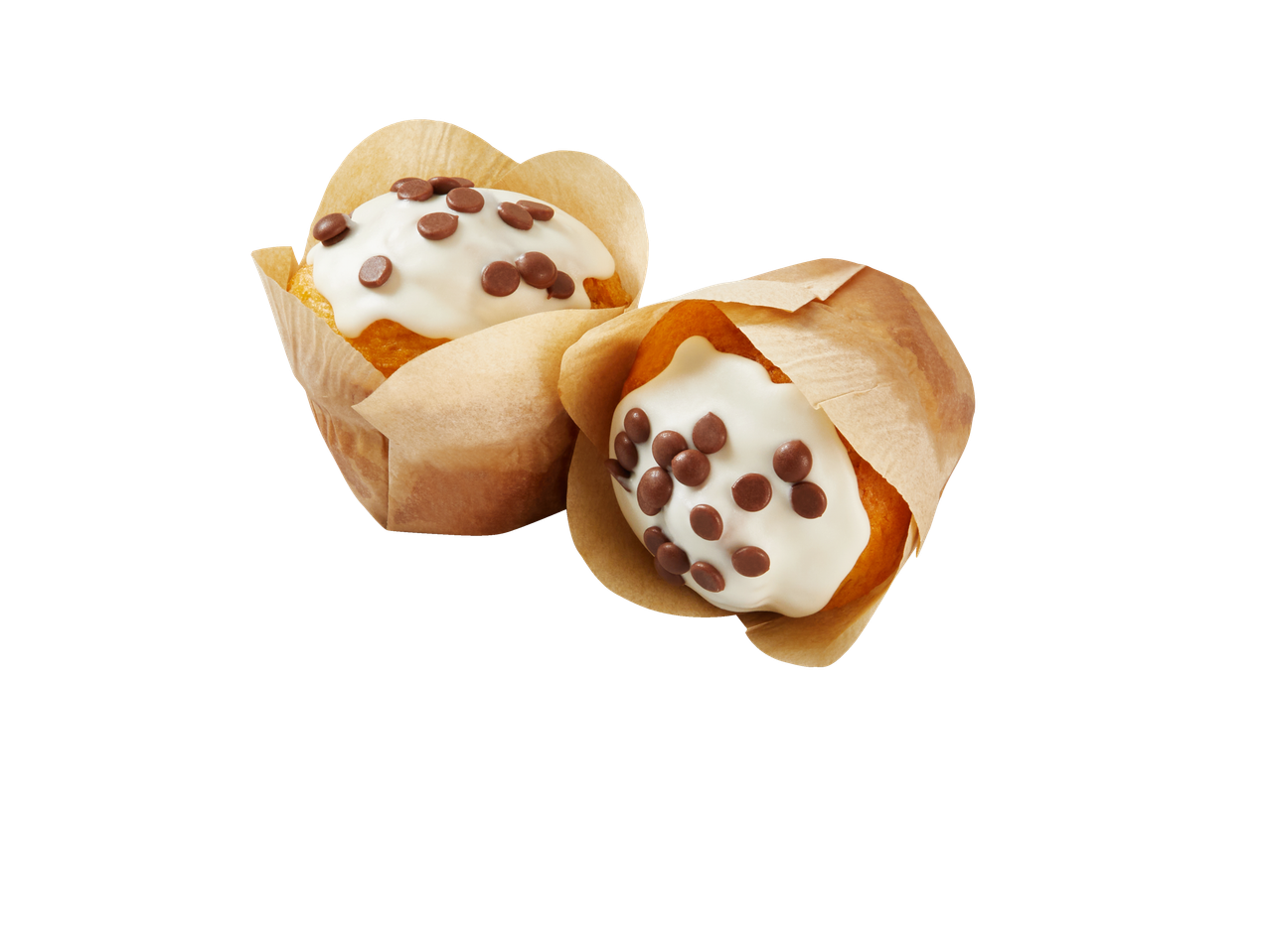 Twee muffins met witte glazuur en chocoladechips in papieren vormpjes.