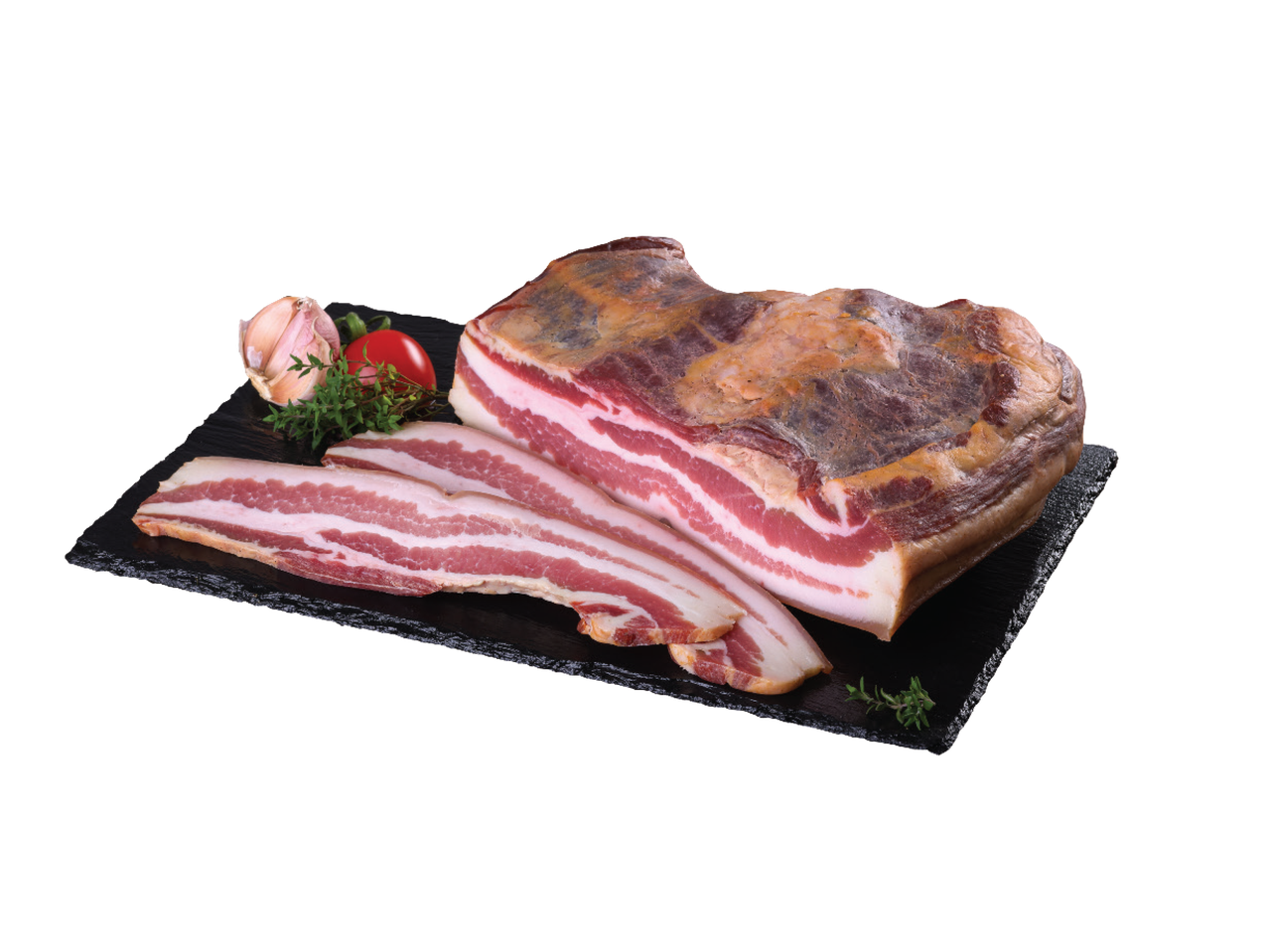 Dimljena slanina sa belim lukom, paradajzom i začinskim biljem na crnoj dasci.