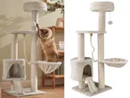 Катерушка за котки за игра, катерене и острене на нокти и котка, която се катери по нея, бежова.