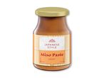 Japansk miso-pasta i en glasbeholder med et lyst, bambusmønstret etiket.