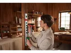 Una donna utilizza una livella Parkside per contrassegnare un pezzo di legno in un laboratorio.