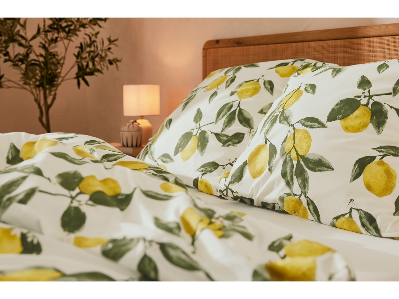 Lemon-print bedding: pillows and duvet cover in a fresh design.