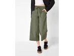 Pantaloni culotte ESMARA de damă, verde oliv, cu șnur și buzunare, asortați cu un top alb și o jachetă neagră.
