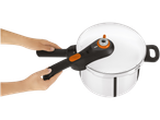 Handen houden een snelkookpan vast met een wit deksel en zwarte handvatten