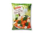 En pose frosne Fresbona Country Vegetable Mix med gulerødder, broccoli og blomkål.