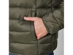 Casaco leve masculino em verde-oliva, com a mão no bolso.