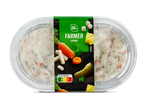 Een ovale plastic bak met boerensalade, met wortels, augurken en ananas op het etiket.