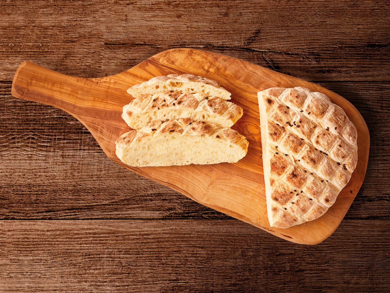 Brot auf einem Holzbrett.