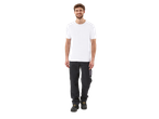 Un bărbat zâmbitor poartă un tricou alb și pantaloni de lucru.