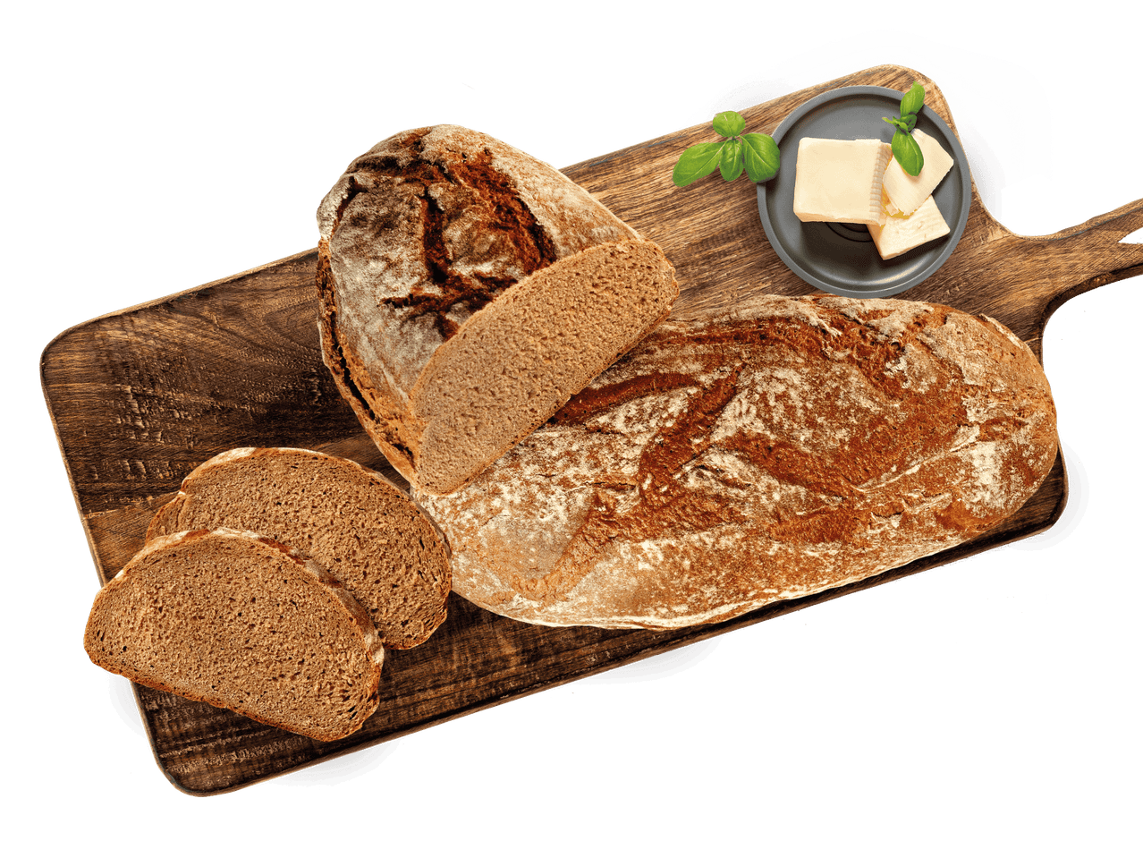 Rustikales Bauernbrot mit Butter auf Holzbrett.