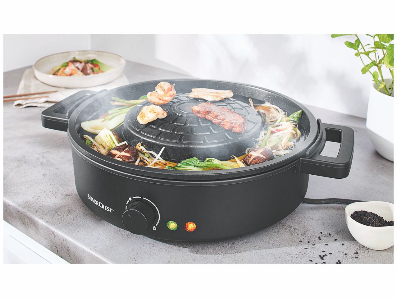 Grill électrique Silvercrest avec fonction hotpot, viande et légumes en train de cuire.