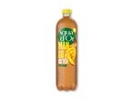 En flaske iste med mangosmag og teksten 'MANGO ICE TEA ZERO CALORIE' på etiketten.
