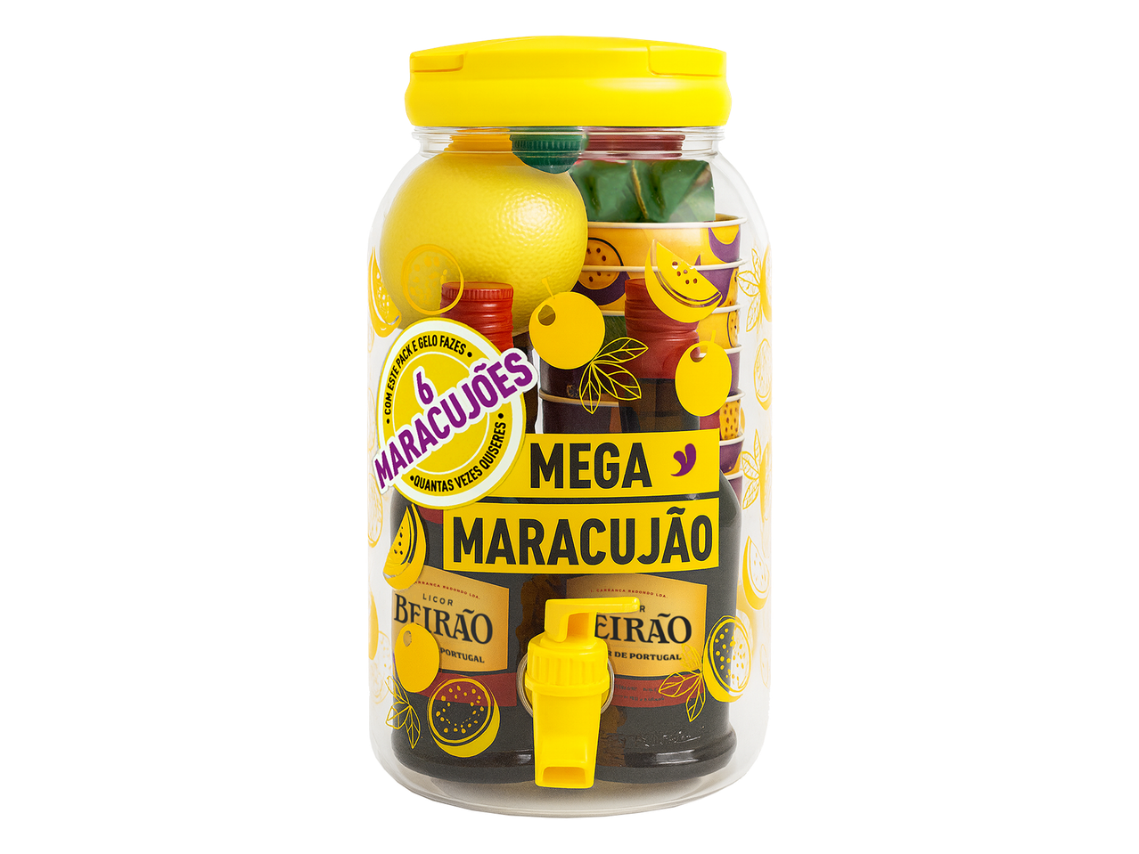 Um jarro de vidro com uma torneira, contendo garrafas de licor, limões e copos de papel, com a frase 'MEGA MARACUJÃO'.