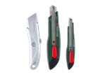 Trois cutters, un argenté et deux verts avec des accents rouges, sur fond noir.