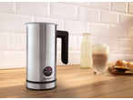 Spumator de lapte electric SILVERCREST pe un blat de lemn cu cafea latte și patiserie.