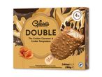 Pakke med 4 isbarer med karamel- og kiksesmag, overtrukket med hvid chokolade og karamelstykker.