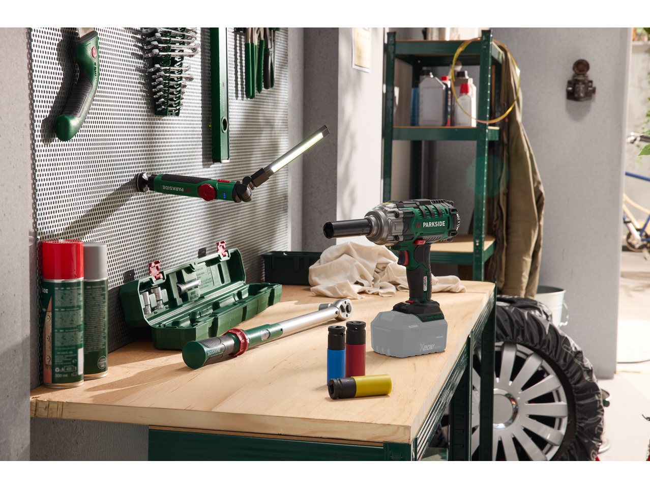 Εργαστήριο με εργαλεία PARKSIDE: πιστολέτο, λάμπα LED, δυναμόκλειδο και σπρέι.