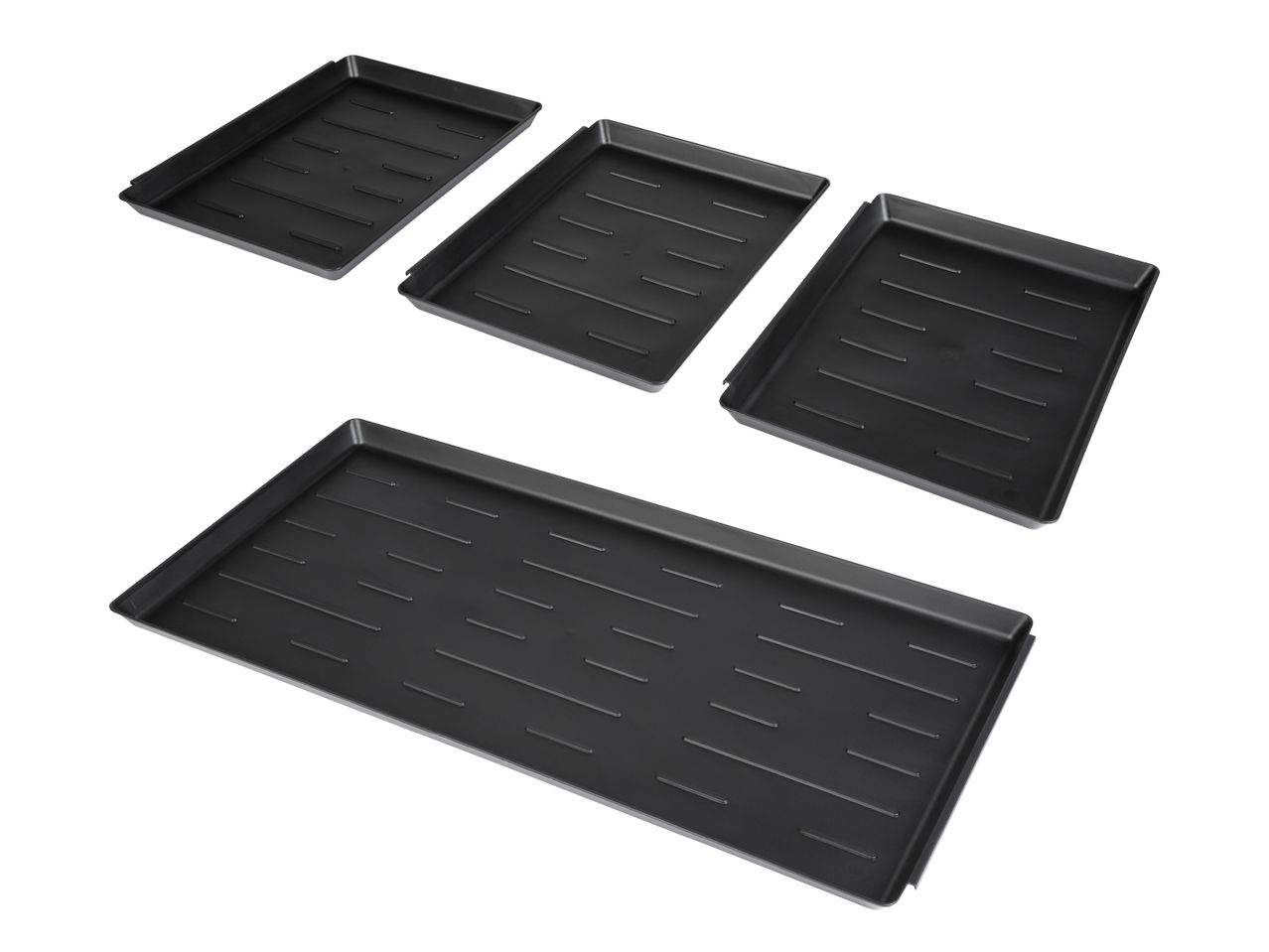 Vier schwarze rechteckige Pflanzschalen mit Rillen auf weißem Hintergrund