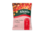 En pose med chilismagende sprøde coatede peanuts, der viser flyvende peanuts og teksten 'Hello flavour! Spicy & crunchy'.