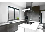 Cozinha moderna com bancada branca, ilha central e exaustor de aço inoxidável.