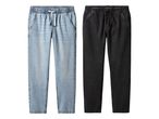Dva para hlač z elastičnim pasom: svetlo modre jeans in črne.