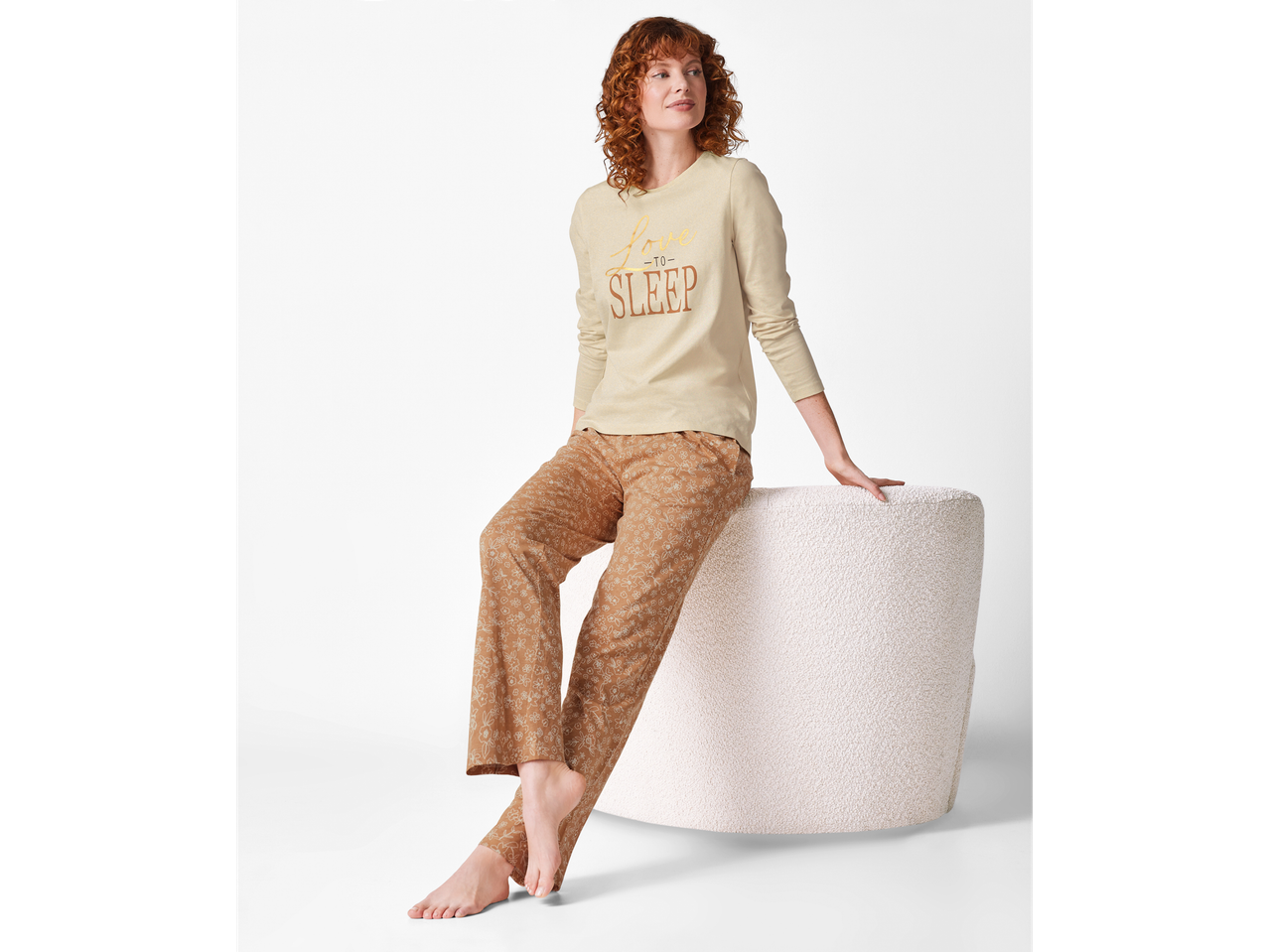 Pijama de damă Esmara: bluză bej cu „Love to Sleep” și pantaloni maro cu model floral.