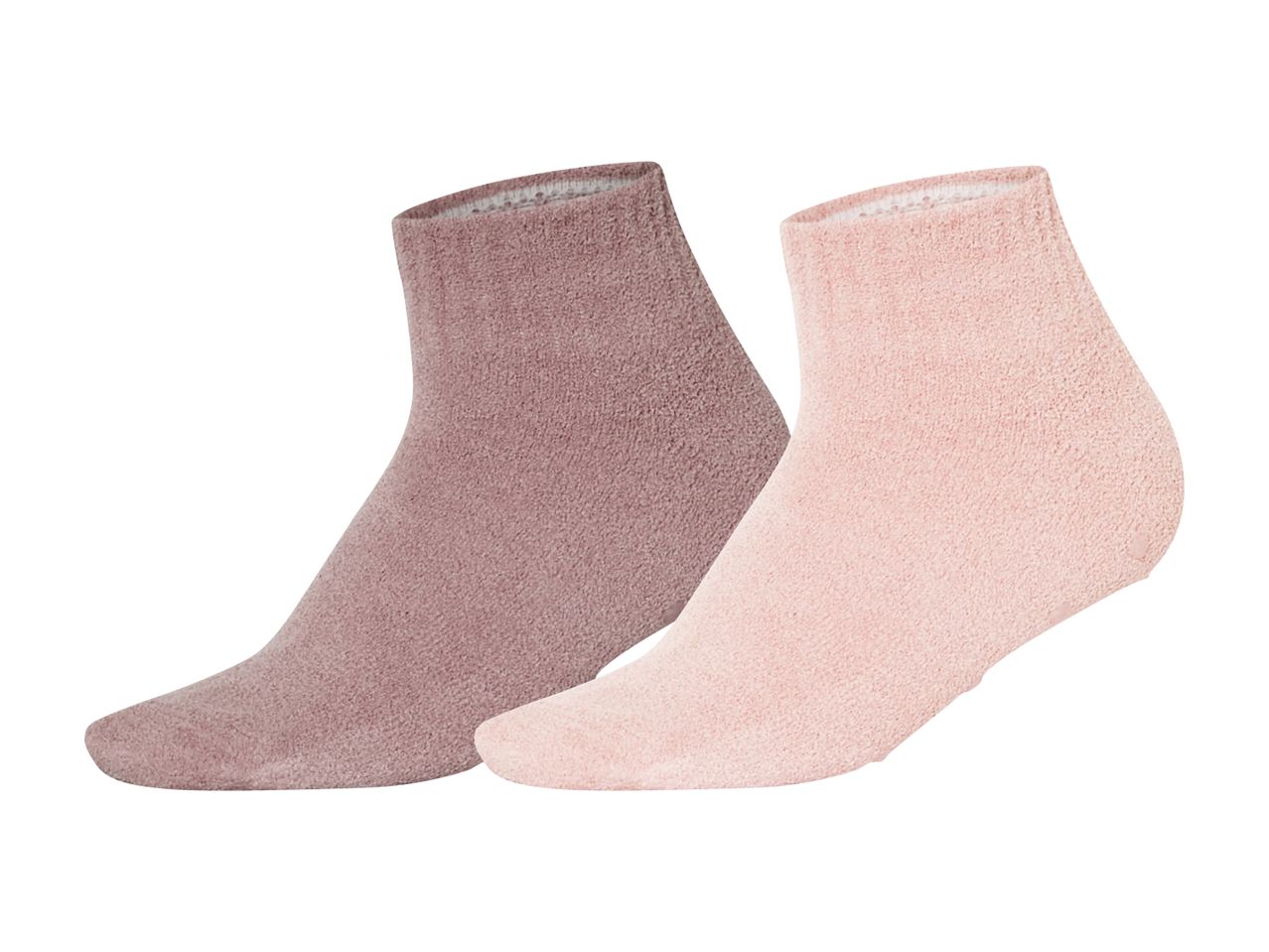 Et par bløde, fluffy sokker i rosa og støvet rosa.