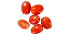 Verse rode dadel cherrytomaten, sommige heel, één gehalveerd, met waterdruppels op een zwarte achtergrond