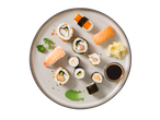 SELECT Sushi Family Tray Sapporo erinevate rullide, lõhe- ja krevetinigiri, ingveri ja sojakastmega.