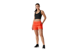 Ragazza indossa shorts sportivi arancioni e top nero