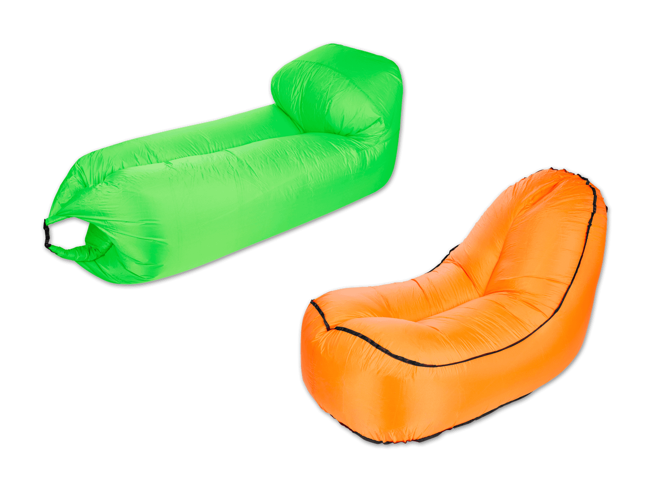 Zwei aufblasbare Loungesessel, einer grün, einer orange, auf schwarzem Hintergrund.