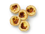Cinq tartes Pastel de Nata dorées avec des dessus caramélisés dans des moules en aluminium, sur fond blanc.