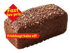 Mørkt rugbrød med kerner og teksten 'Fast lav pris' og 'Friskbagt bake off'.