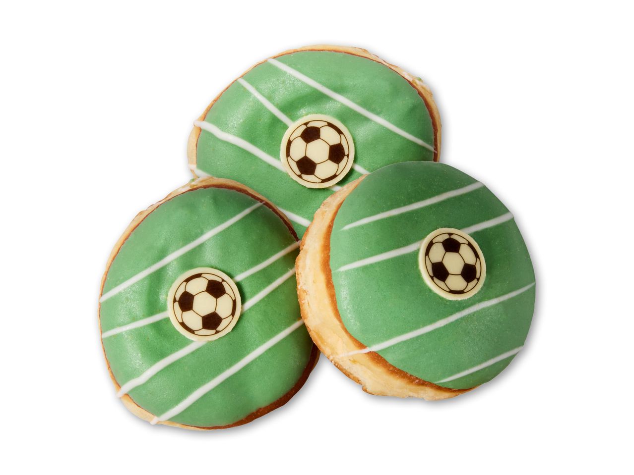 Tre fodbold-donuts med grøn glasur og fodboldmotiv.
