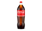 Een grote fles cola met een rood etiket met de tekst 'ORIGINAL TASTE Delicious & Refreshing' en 'FAMILIEVERPAKKING'.