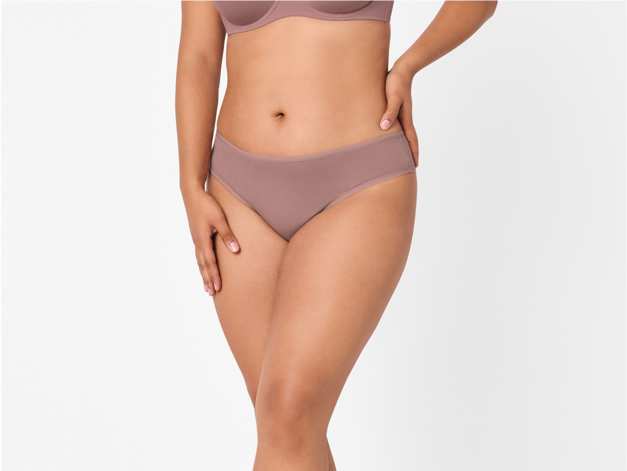 Γυναίκα που φοράει εσώρουχα Esmara, σουτιέν και σλιπ, σε λευκό φόντο.