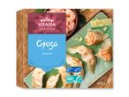 Gyoza med rejer og grøntsager på en tallerken, med certificeringer for bæredygtig fisk og skaldyr.