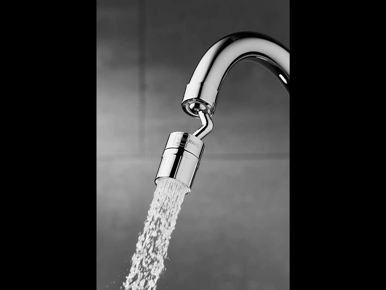 Un robinet Livarno Home cu un cap de duș care economisește apă.
