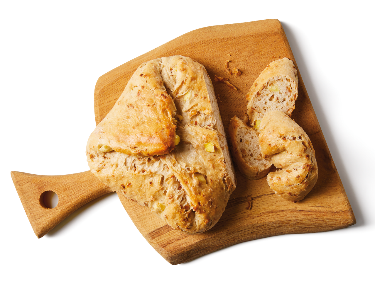 Kruh narezan na drvenoj dasci.