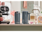 Máquina de café expresso, moedor de café e espumador de leite SilverCrest em estilo retrô em uma bancada de cozinha.