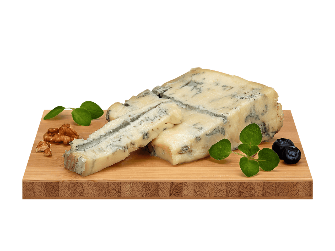 Fette di formaggio erborinato su un tagliere di legno con noci, mirtilli ed erbe fresche.