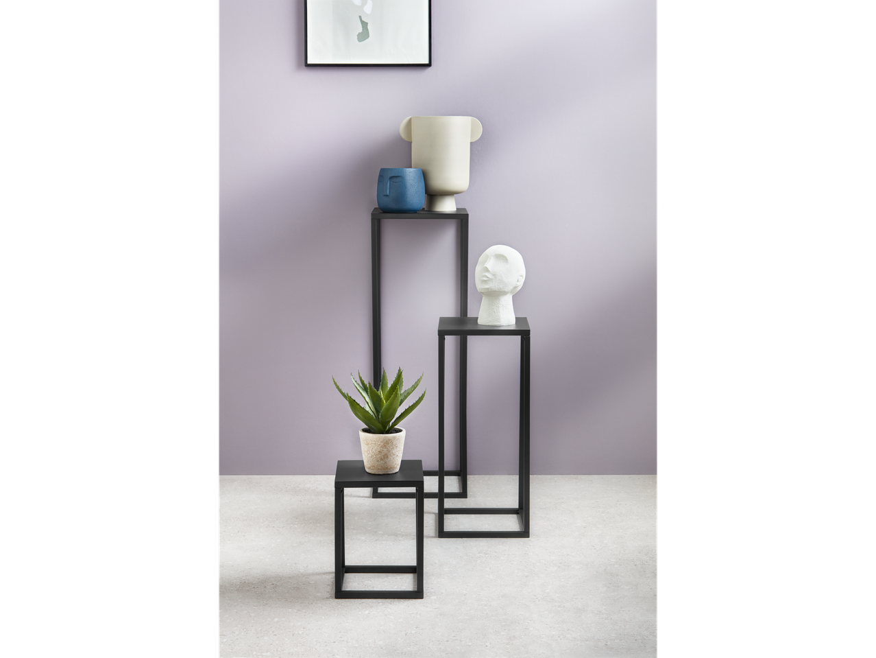 Livarno Home 3-teiliges schwarzes Deko-Ständer-Set mit Vasen und Pflanze.