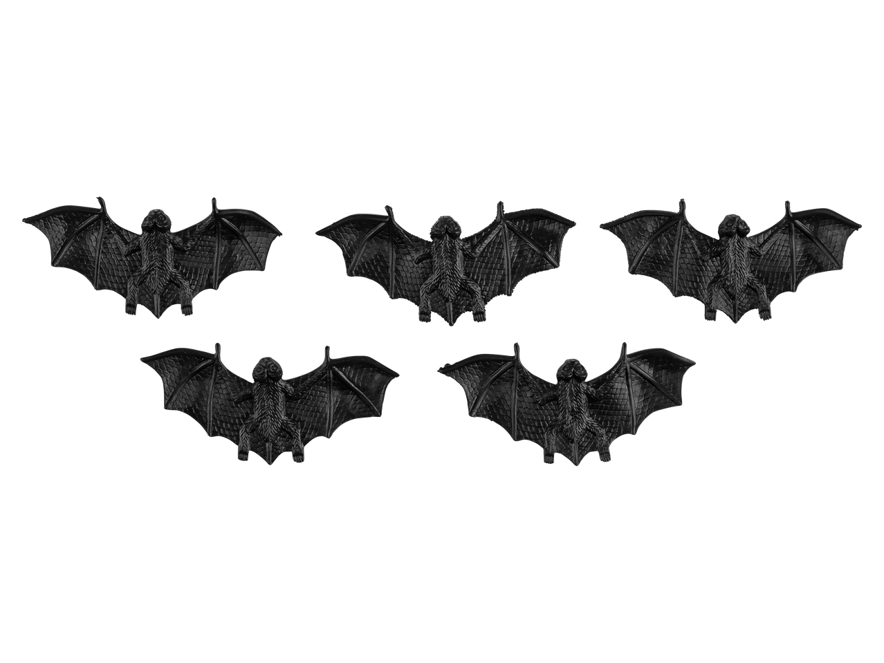 Öt darab fekete, denevér alakú halloweeni dekoráció fekete háttér előtt.