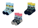 Drei Paar Socken mit Waldmotiv in Blau, Gelb und Rosa.