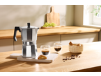 SILVERCREST Espressokanne cu două cești de espresso, biscotti și boabe de cafea pe un blat de lemn.